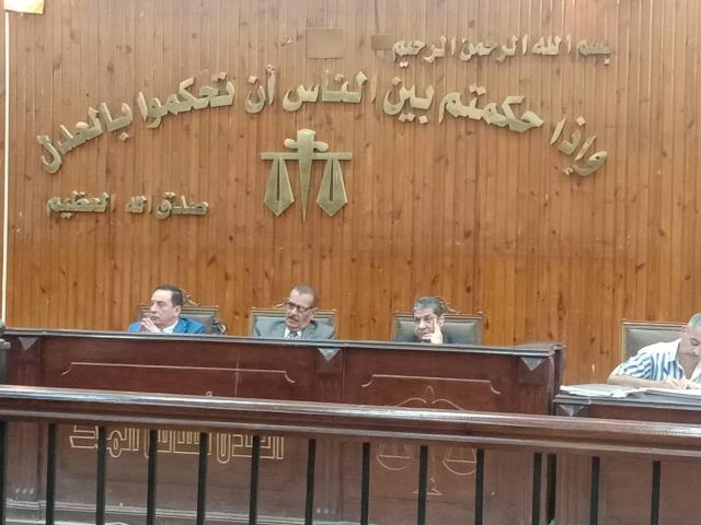 وصول كريم الهواري لحضور جلسة الحكم عليه وتغيب أسر الضحايا