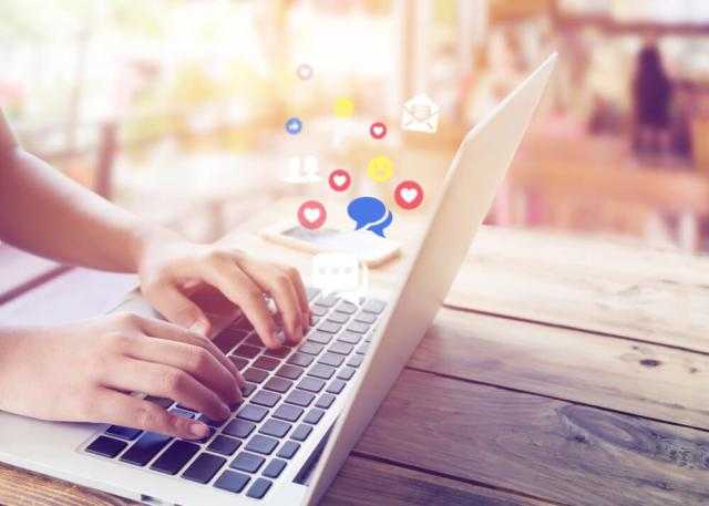 مليانة إشاعات.. كيف يتعامل الشباب مع السوشيال ميديا؟ | شاهد