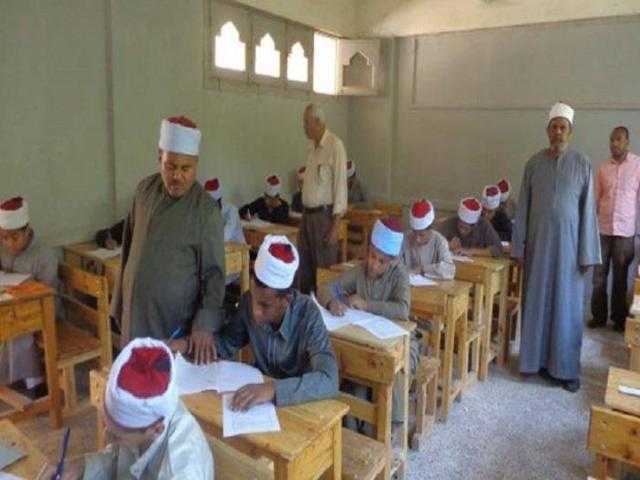 هدوء في امتحانات الثانوية الأزهرية.. ووكيل المشيخة يتفقد اللجان