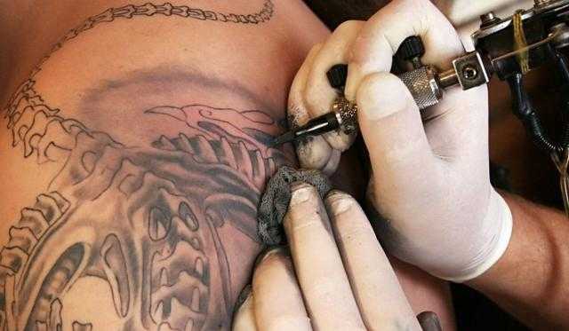 هل رسم التاتو الثابت دون خروج دم حلال أم حرام؟.. الإفتاء توضح - فيديو