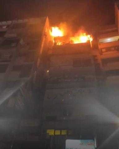 شاهد.. لحظة نشوب حريق هائل في عقار سكني بمدينة أسيوط
