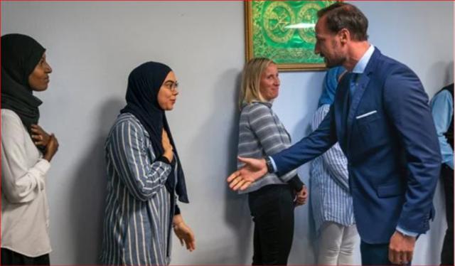 هل يجوز أن أصافح باليد زوجة أخي أو زميلتي في العمل؟ النبي ﷺ يُجيب