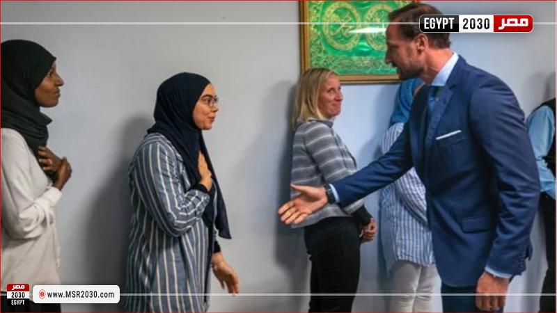 رفض مصافحة مسلمات للرجال (تعبيرية)