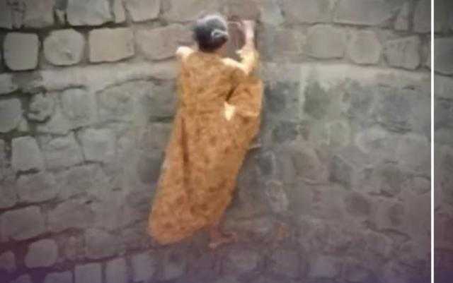 شاهد.. هندية تتسلق بئر كرجل عنكبوت للحصول على الماء