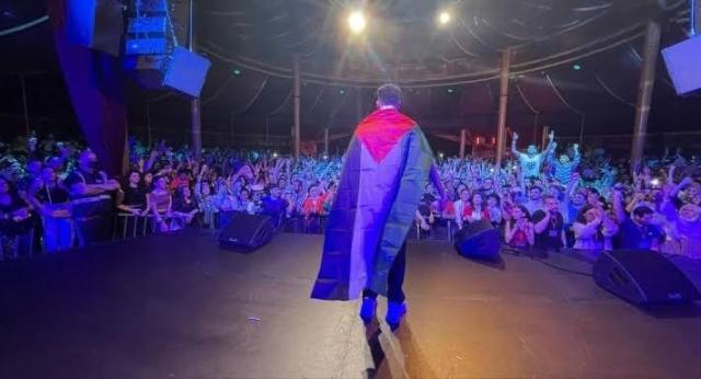 ويجز بعلم فلسطين في حفله بفرنسا