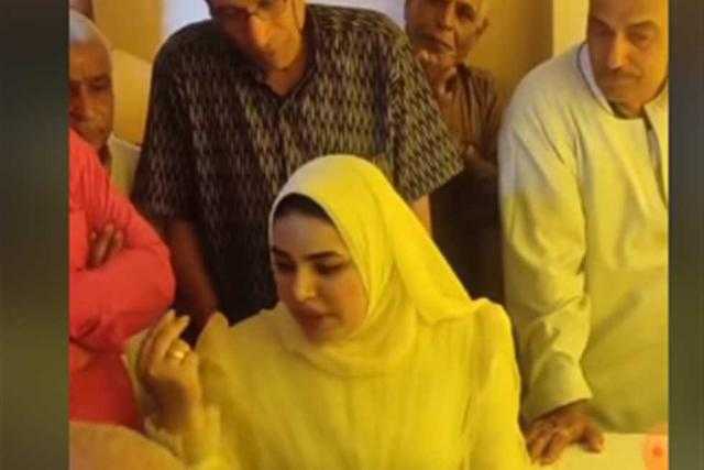 مفاجأة.. باحثة بشئون المرأة تكشف سر مقولة عروس البحيرة بعقد قرانها.. فيديو