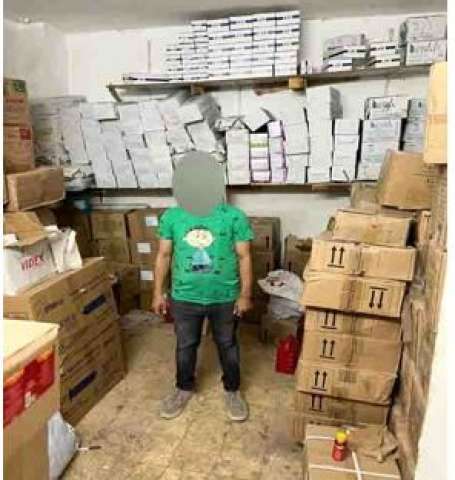 المتهم داخل المخزن