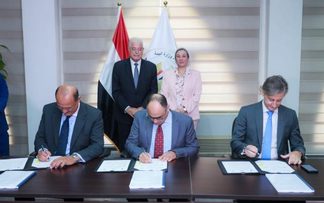 أثناء توقيع البروتوكول