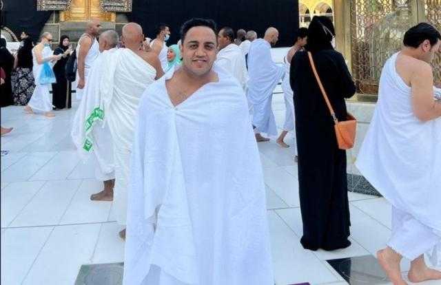 محمد أسامة يؤدي مناسك العمرة «صور»