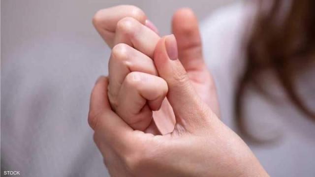 «طرقع صوابعك براحتك».. دراسة حديثة تفجر مفاجأة قوية