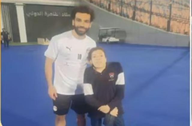 شقة والتكفل بعلاجه.. أول ظهور للمشجع المصري بعد لقائه بـ«محمد صلاح»- فيديو