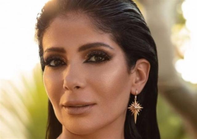 منى زكي تتألق ببدلة فوشيا في أحدث ظهور