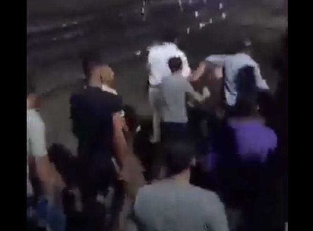 حاول ذبحه بـ سكين .. مطاردة مثيرة بين ركاب قطار وشخص اعتدى على آخر «فيديو»