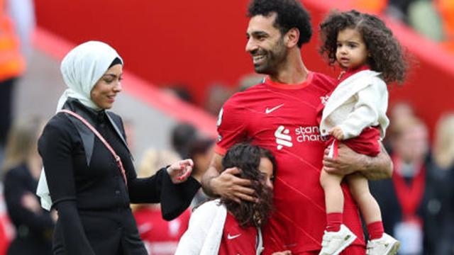 محمد صلاح وزوجته وبناته