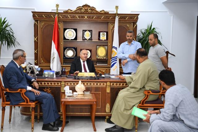 محافظ قنا يواصل استقبال المواطنين بمكتبه