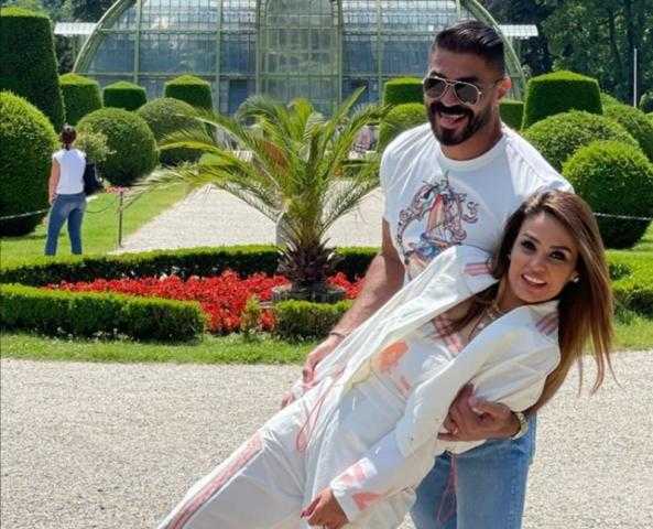 بإطلالة رومانسية.. خالد سليم يخطف الأنظار في أحدث ظهور له برفقة زوجته