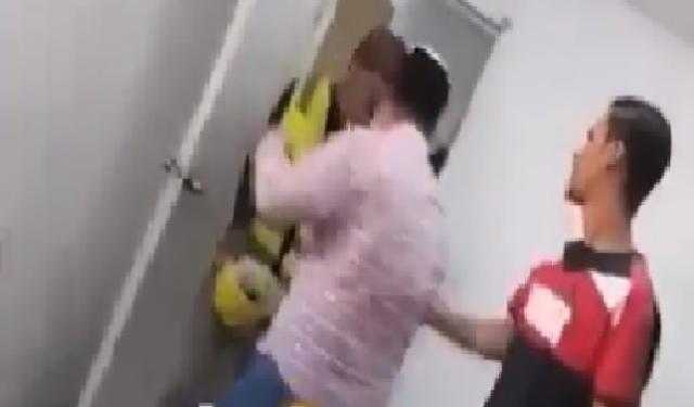 شاهد.. مصري يعتدي بالضرب المبرح على باكستاني في السعودية.. وقرار عاجل من الشرطة