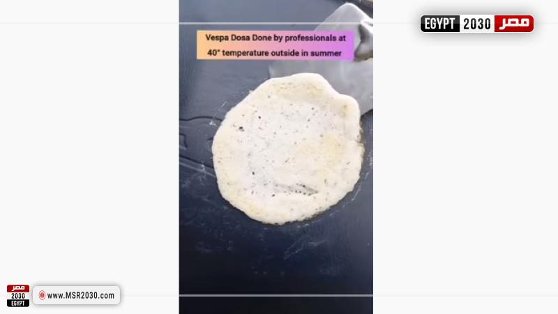 آثار حيرة المتابعين .. رجل يصنع العيش على كرسي موتوسيكل «فيديو»