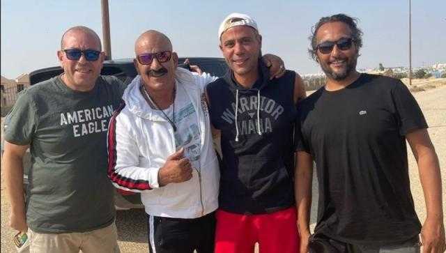 شاهد| محمد لطفي يحتفل بانتهاء تصوير «عمهم»