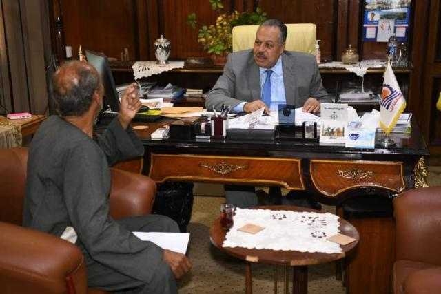 مشاكل المواطنين لا تغيب عن طاولة محافظ قنا.. استقبال 40 مواطن لبحث مشاكلهم