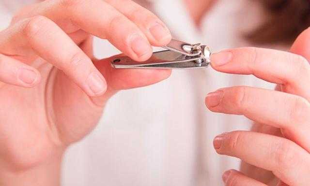 الإفتاء تكشف حكم قص الأظافر وقت الحيض «فيديو»