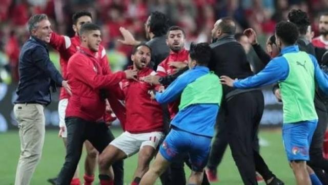 كله بالفلوس.. حملة مأجورة ضد نجم الأهلي  (التفاصيل كاملة)