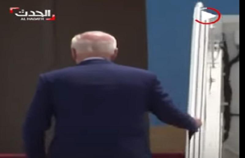 شاهد.. لحظة تعثر الرئيس الأمريكي أثناء صعوده للطائرة «فيديو»