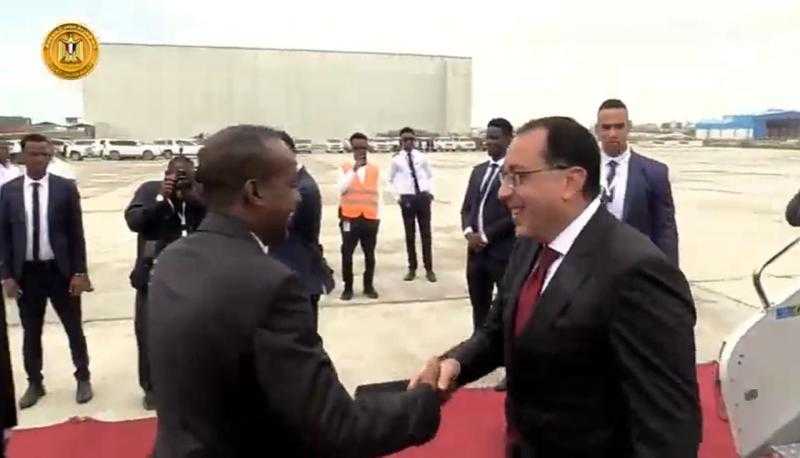 لحظة وصول رئيس الوزراء إلى الصومال للمشاركة في مراسم تنصيب الرئيس حسن شيخ محمود «فيديو»
