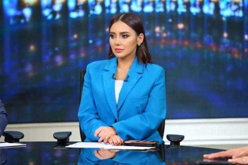 مواطن يضع مذيعة في موقف محرج للغاية خلال تقرير تليفزيوني - فيديو