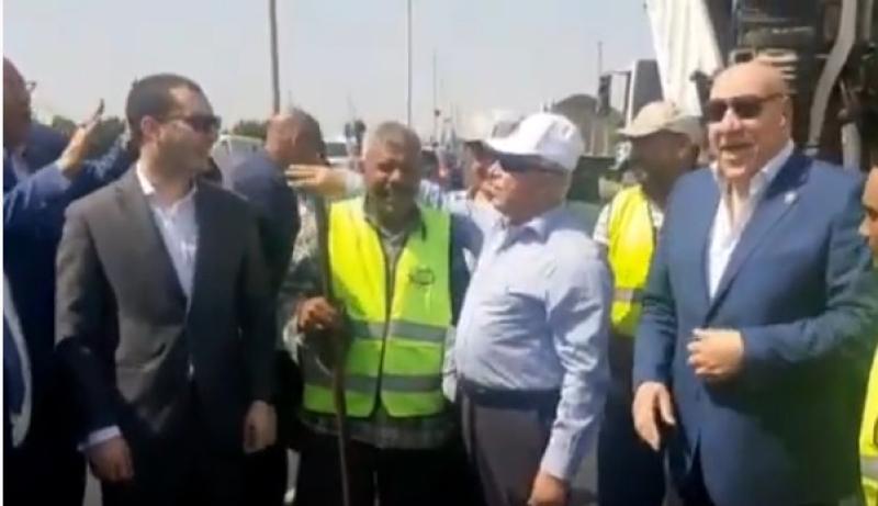 وزير النقل يحتضن أحد العمال: أنتم الجنود المجهولة - فيديو