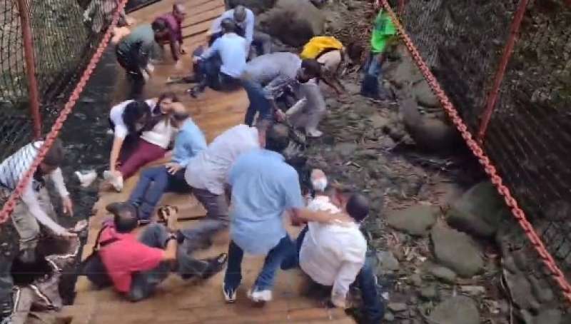 لحظة انهيار جسر مشاة وسقوط مروع لـ 25 شخصًا