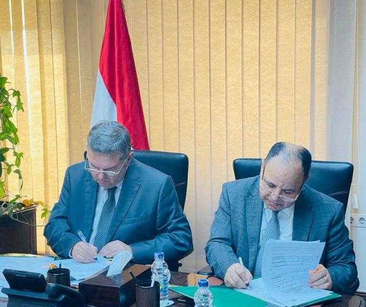 وزيرا المالية وقطاع الأعمال العام يوقعان بروتوكولاً لتسوية مديونيات «الضرائب» لدى الشركات القابضة
