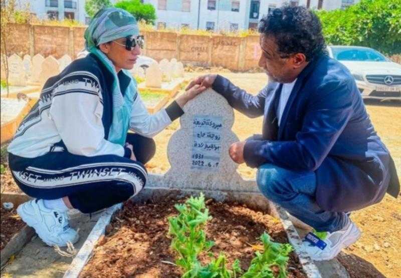الشاب خالد يبكي أمام قبر والدته ويوجه للجمهور رسالة مؤثرة