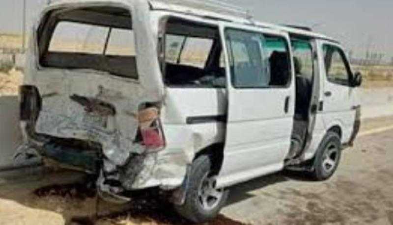 نجاة 3 سائحين من الموت بعد انفجار إطارات ميكروباص سياحي في قنا
