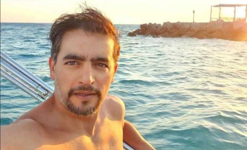 هاني سلامة يستمتع بعطلته الصيفية على البحر «صور»