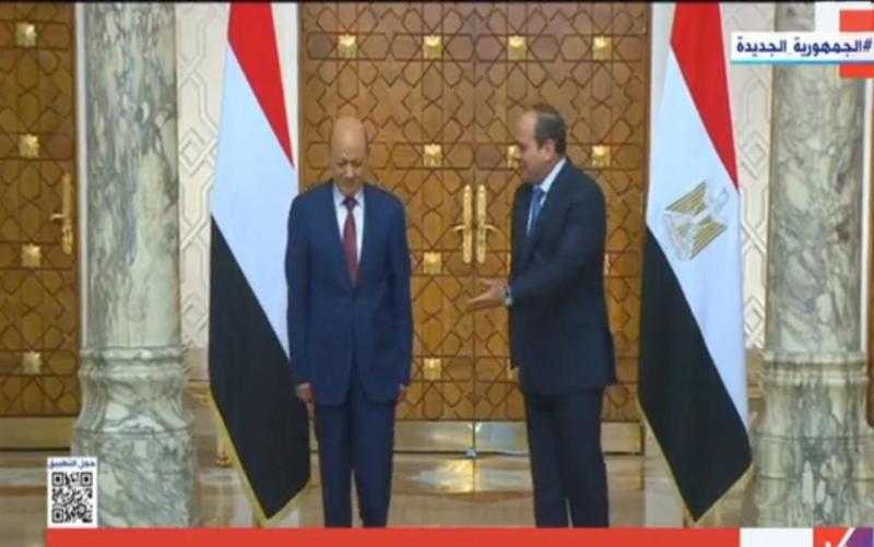 شاهد.. لحظة استقبال السيسي لرئيس مجلس القيادة الرئاسي اليمني