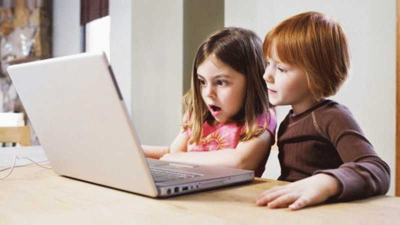 الأسباب وطرق الحماية .. لماذا يتابع طفلك المحتويات السيئة على السوشيال ميديا؟ «فيديو»