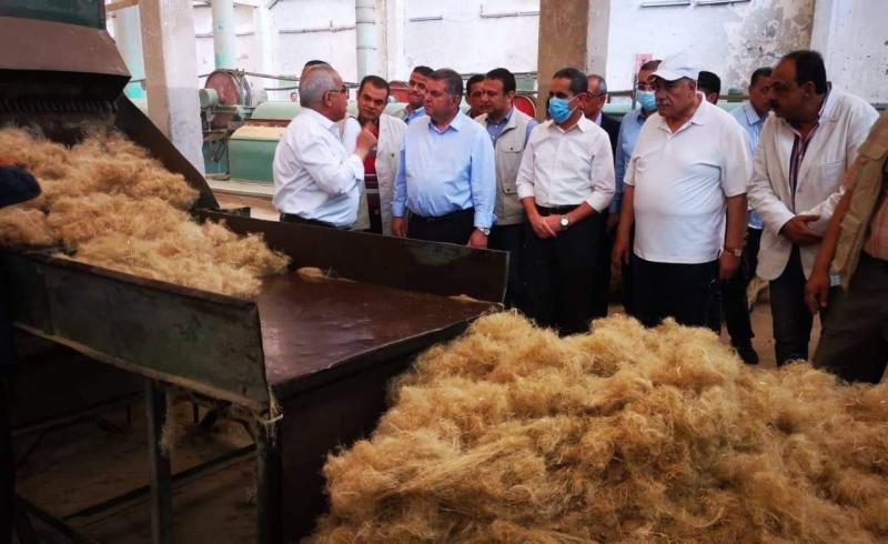 وزير قطاع الأعمال العام يتفقد مصانع شركة طنطا للكتان والزيوت