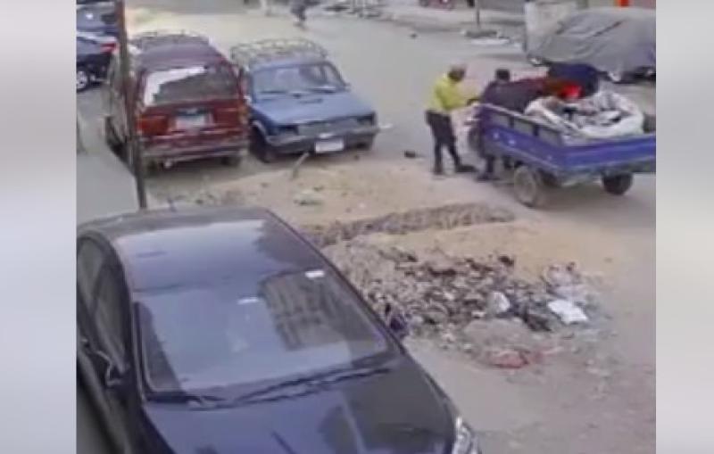 شاهد لحظة قيام شخصين بكسر ماسورة مياه لسرقة محبس بعين شمس