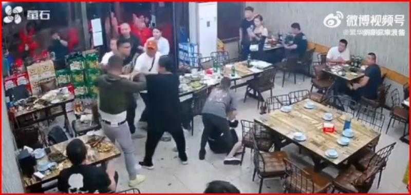 شاهد.. لحظة اعتداء 8 أشخاص على 3 نساء بوحشية داخل مطعم