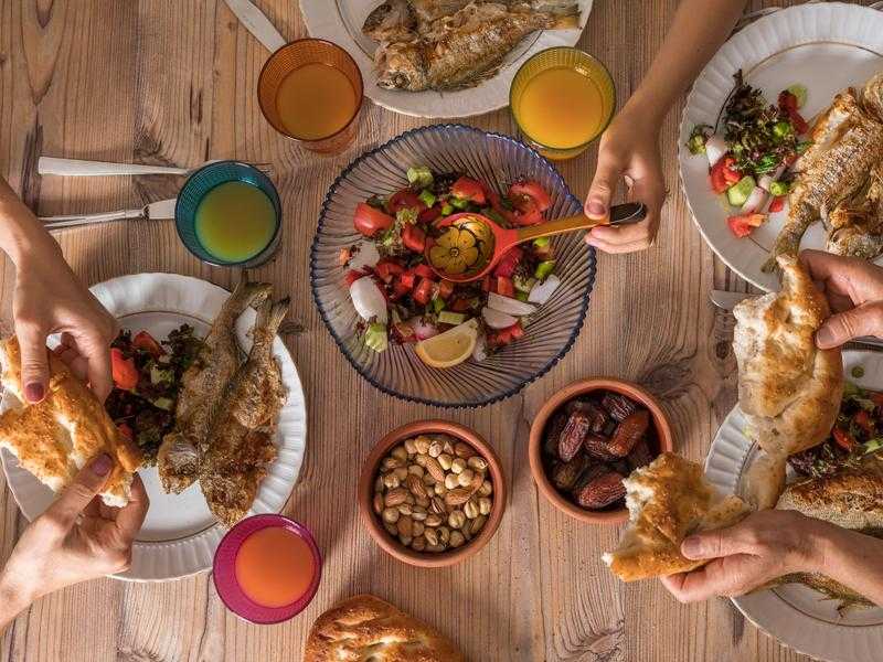 لماذا نهى الرسول عن الأكل من وسط الصحن؟