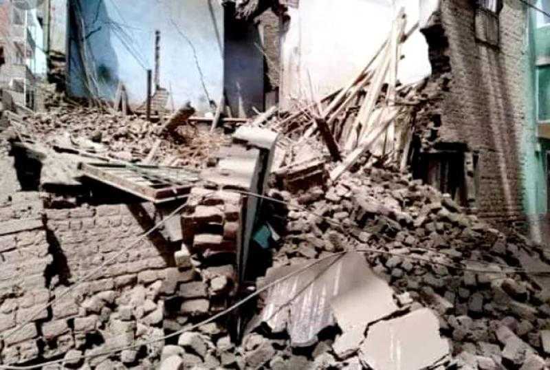 مصرع وإصابة شقيقين في انهيار منزل بالطوب اللبن بقرية المحروسة في قنا