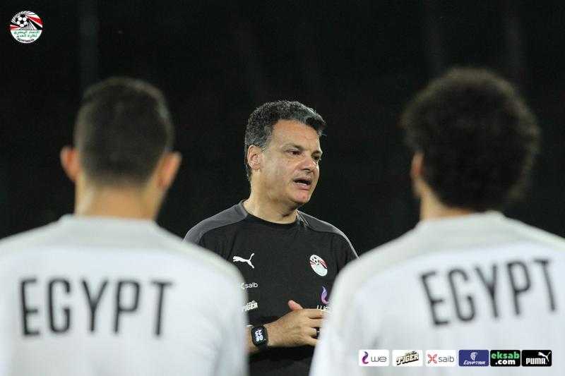مفاجأة.. عضو اتحاد الكرة يوعد إيهاب جلال باستمراره مع المنتخب «مش هتصدق مين»