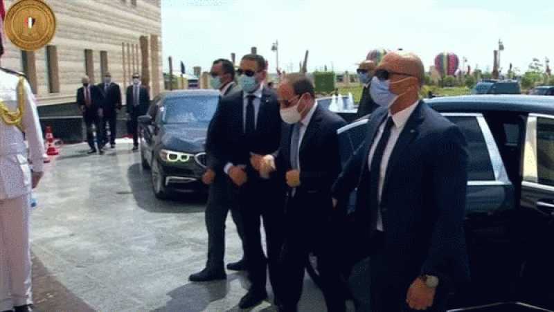 شاهد.. لحظة وصول الرئيس لافتتاح مشروعات الإنتاج الحيواني بالسادات