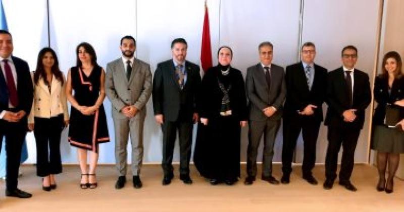 وزيرة الصناعة والتجارة 