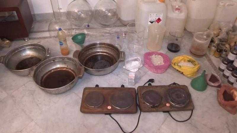 ضبط وكر لتصنيع المخدرات وضبط عاطل بـ 5 كيلو بودرة حشيش بالمنيا