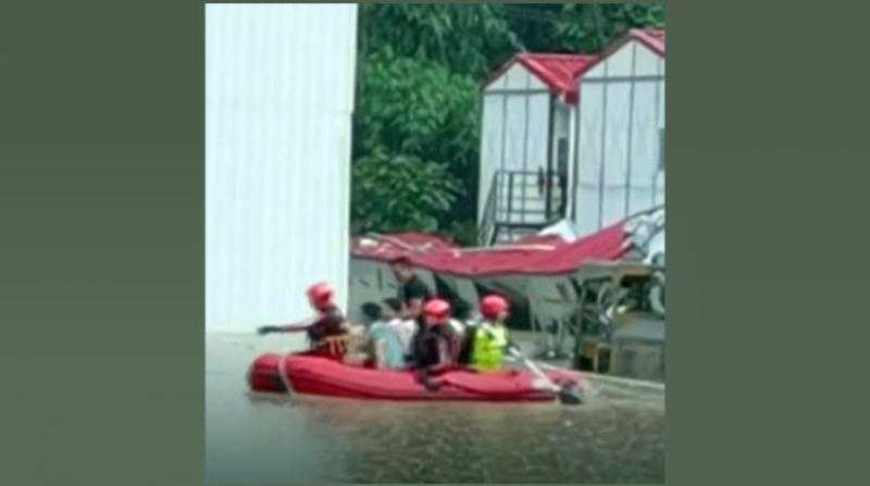 مشاهد تحبس الأنفاس.. إنقاذ مواطنين عالقين وسط الفيضانات - فيديو