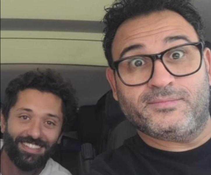 شاهد| احتفال أكرم حسني بعيد ميلاد كريم محمود عبد العزيز