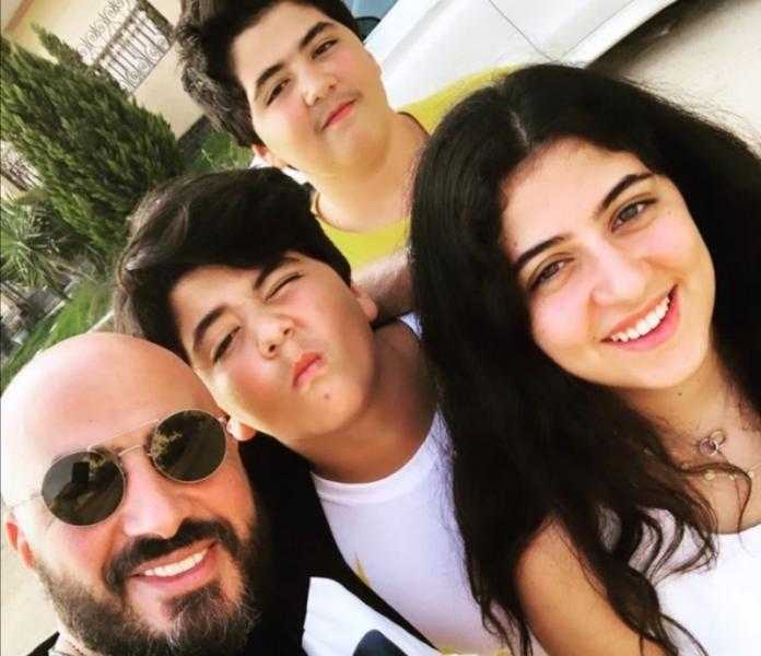 مجدي الهواري يخطف الأنظار في أحدث ظهور له برفقة أبنائه| صور