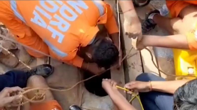 أثناء محاولة إنقاذ الطفل الهندي 